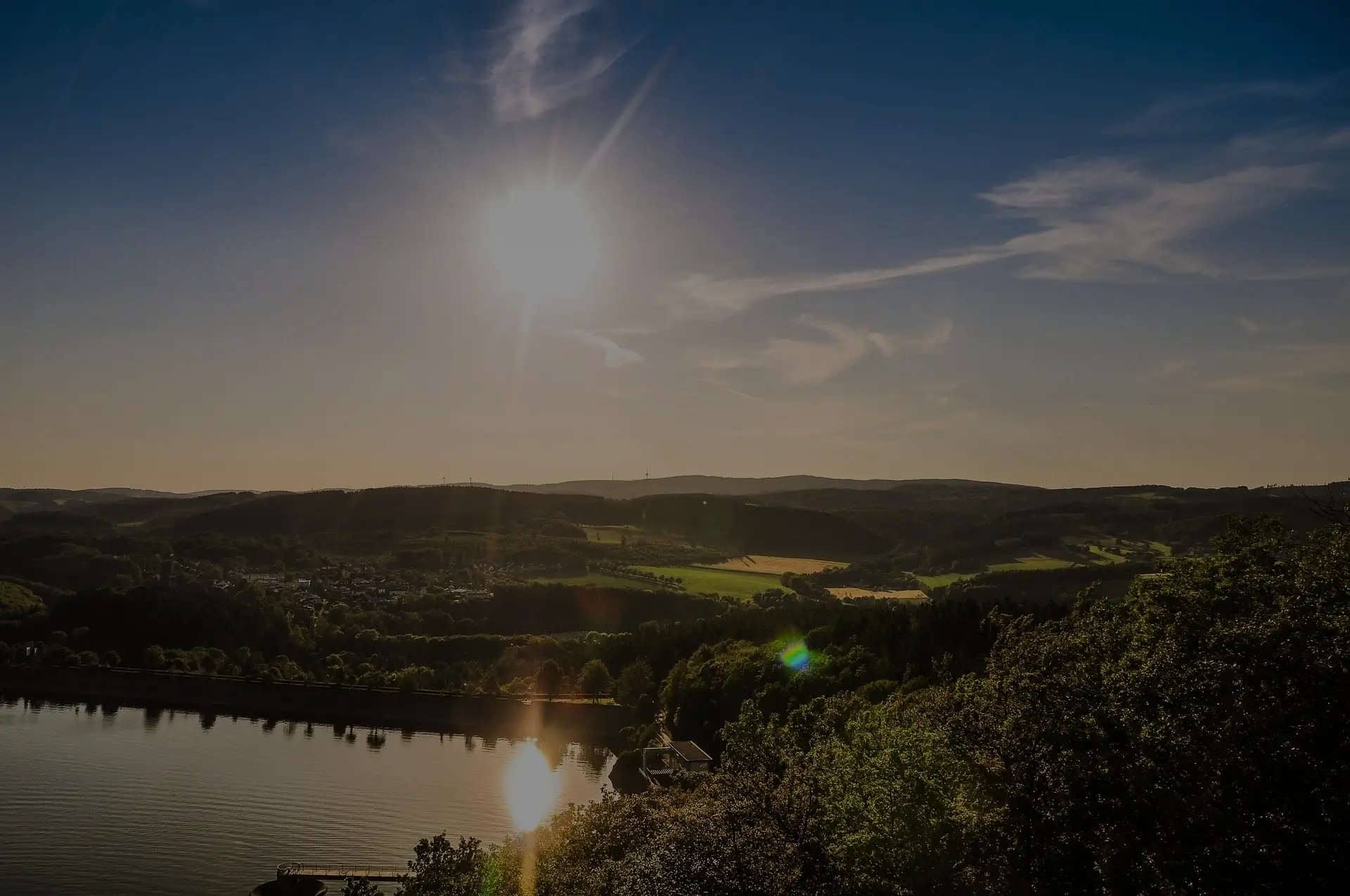 Panoramablick über den Biggesee - Natur und Bewegung
